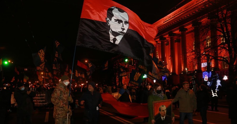 В Киеве прошло факельное шествие в честь Бандеры: людей меньше, но появились белорусские флаги