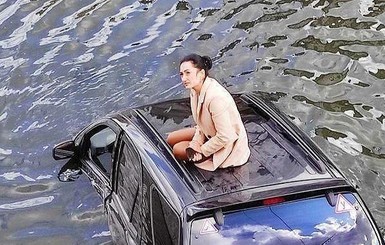 Жительницу Харькова, утопившую машину в центре города, оштрафовали 