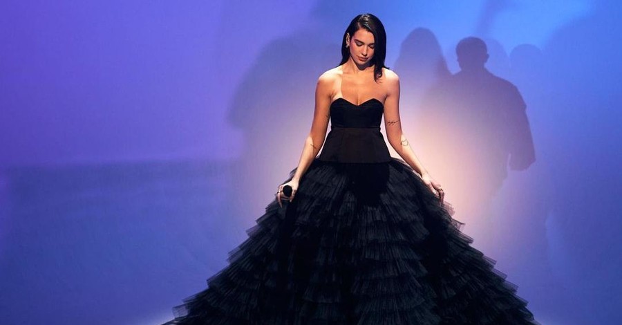 Дуа Липа появилась на обложке Vogue со стрижкой пикси и в платье Giorgio Armani