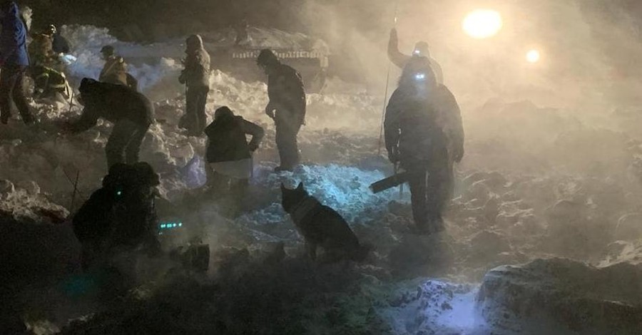 В России на горнолыжном курорте сошла лавина: под снегом оказались дома с людьми