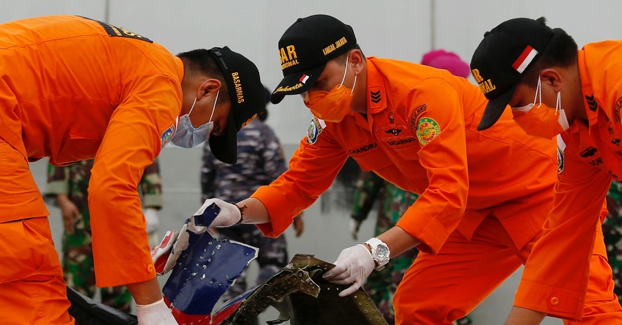 В Яванском море обнаружили фрагменты тел и обломки разбившегося самолета Sriwijaya Air