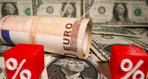 Курс валют на сегодня: евро все выше, а доллар упал
