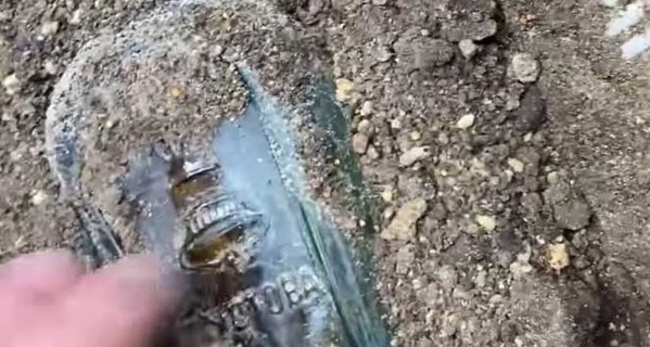 В Одессе рабочие нашли 100-летнюю бутылку коньяка 