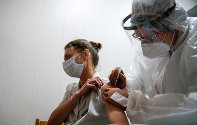 Первые 910 тысяч доз вакцины от Covid-19 Украина получит в середине февраля
