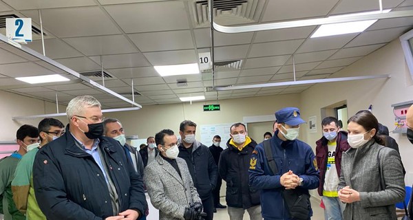 Украинский посол проведал в больнице спасенных моряков с затонувшего сухогруза в Турции