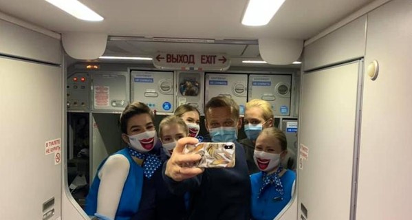Самолет с Навальным сел в Москве в другом аэропорту, после чего оппозиционера задержали