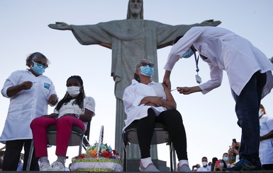 Бразильцев вакцинируют на улице возле статуи Христа в Рио-де-Жанейро