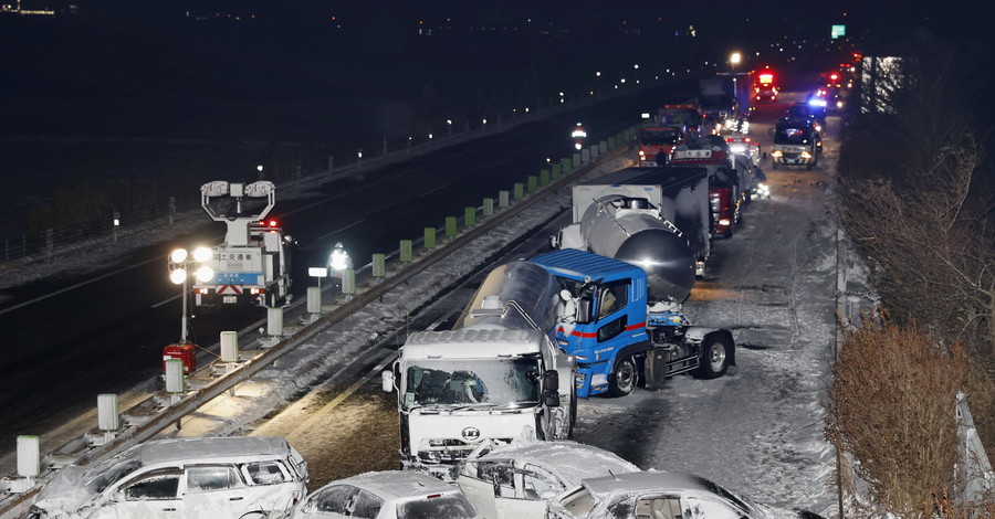 В Японии из-за снегопада столкнулись 130 автомобилей, пострадали 200 водителей и пассажиров