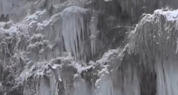 В Крыму замерз и обледенел самый высокий водопад