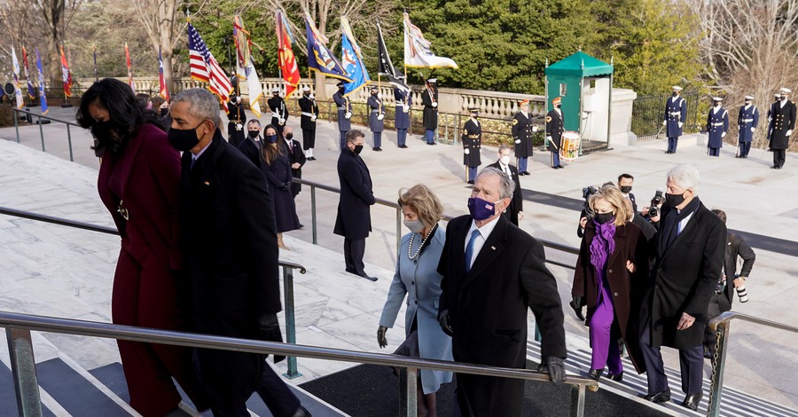 Мишель Обама пришла на инаугурацию Байдена в бордовом, а Лора Буш - в голубом