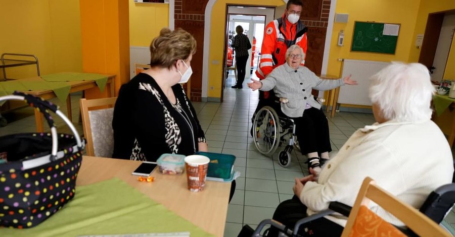 Европейские дома престарелых: в Польше работают нелегально, а в Британии погрязли в скандалах