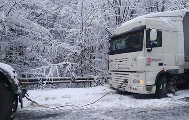На Закарпатье дальнобойщик полтора дня прожил в грузовике на заснеженном перевале