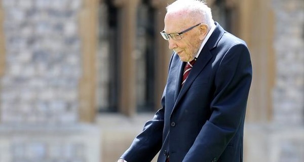Посвященный в рыцари 100-летний Том Мур попал в больницу с пневмонией