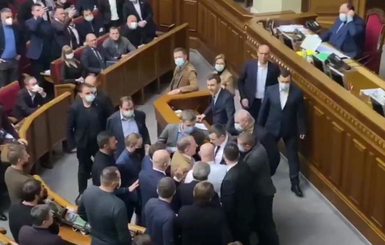 Потасовка в Раде. Депутат Лозинский призвал не пускать в Раду журналистов заблокированных телеканалов