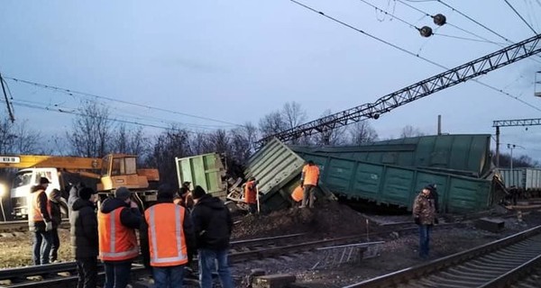 Сход вагонов на Днепропетровщине: часть пассажиров поездов пересадят на автотранспорт