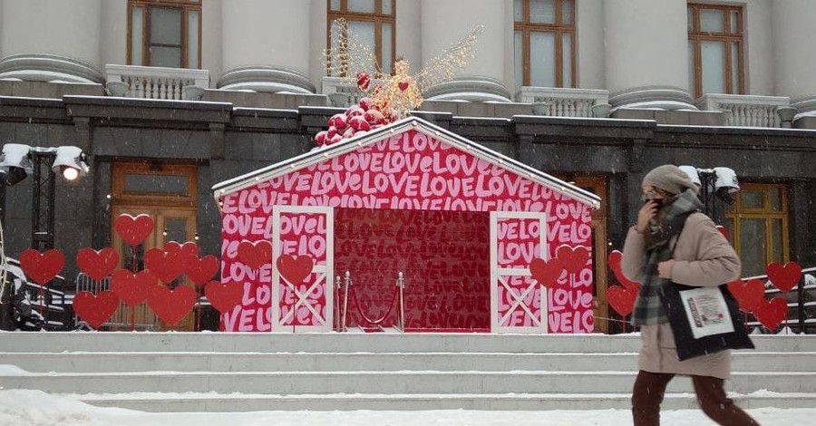 Под офисом Зеленского готовятся ко Дню Валентина: фотозона с сердечками и палатка для замков