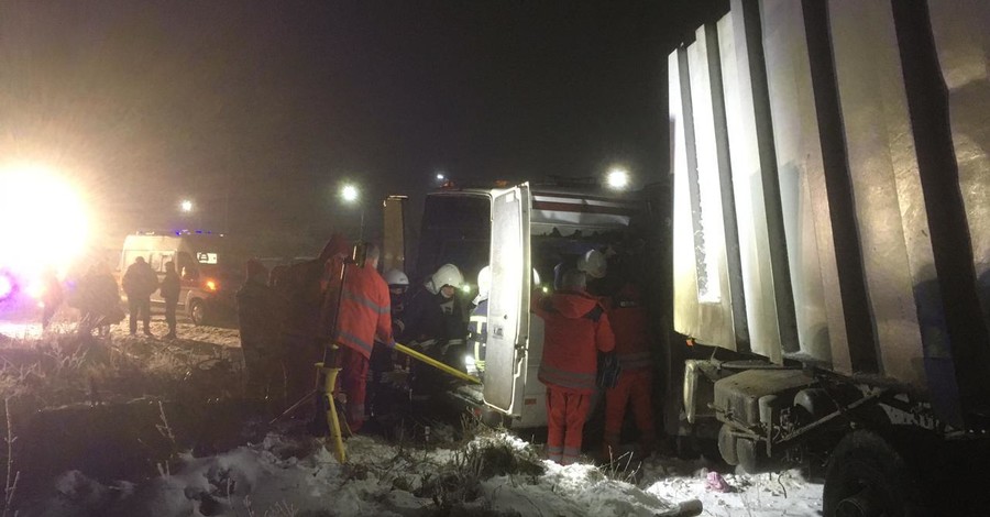 На Прикарпатье столкнулись пассажирский микроавтобус и грузовик: погибли два человека