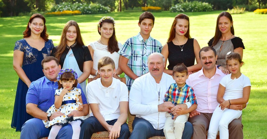 На новом сайте президента Беларуси разместили фото Лукашенко без усов и с семью внуками