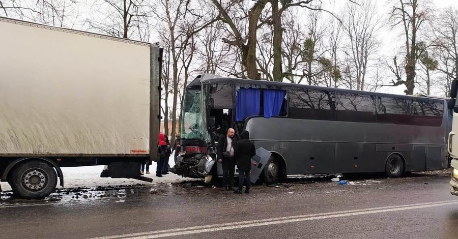В Винницкой области столкнулись автобус, четыре грузовых автомобиля и две легковушки