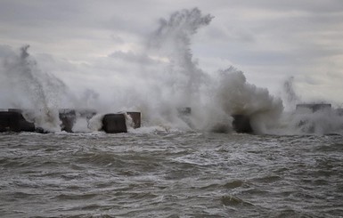 Синоптики предупредили о шторме и огромных волнах на Азовском море