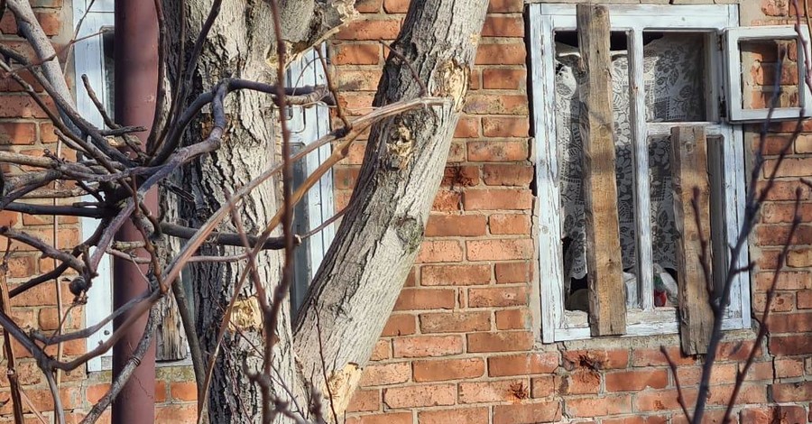 В Донбассе обстреляли пгт Новгородское: повреждены три дома, электролиния и газопровод