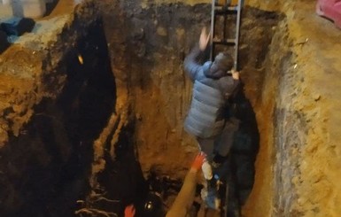 Ночью в Одессе парень провалился в четырехметровую яму