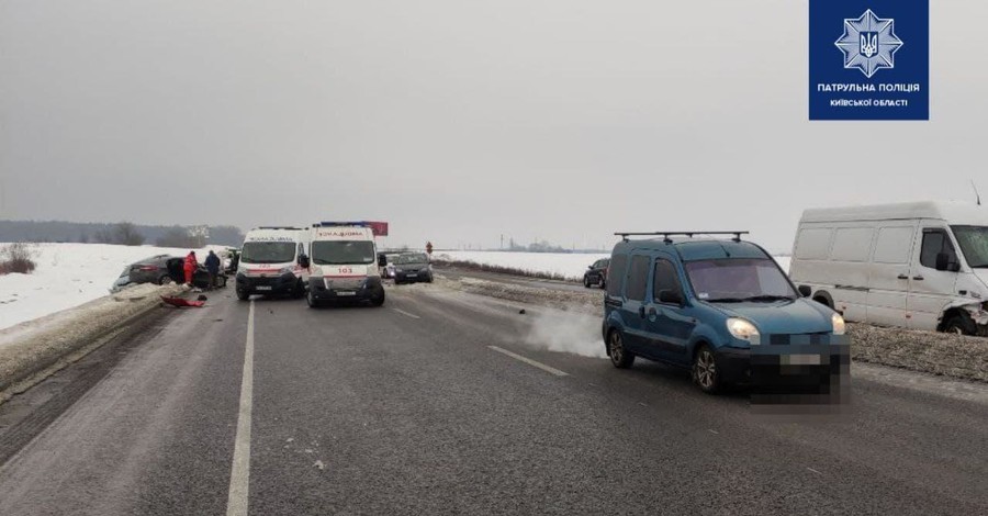 Под Киевом произошла автокатастрофа: столкнулись пять машин. Есть погибшие и травмированные