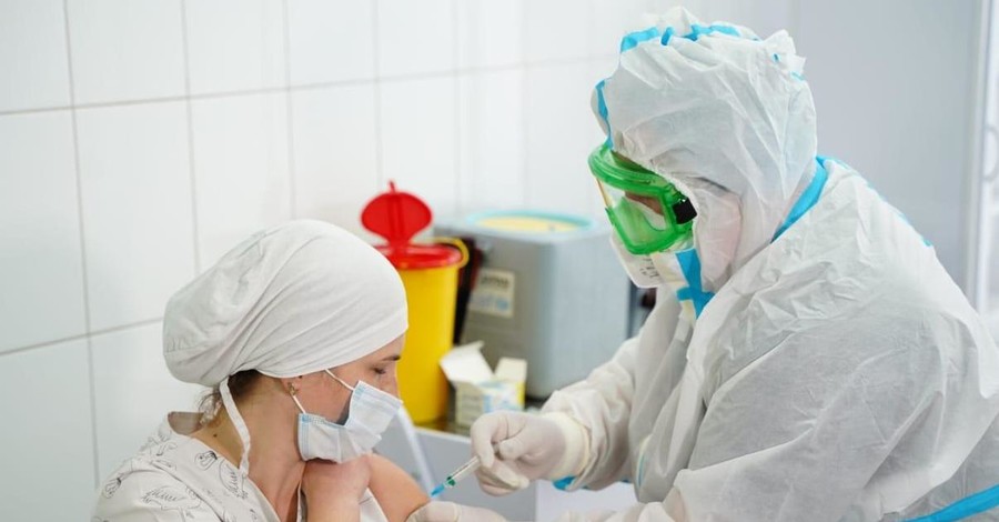 Первую прививку от коронавируса в Киевской области получила врач из Броваров