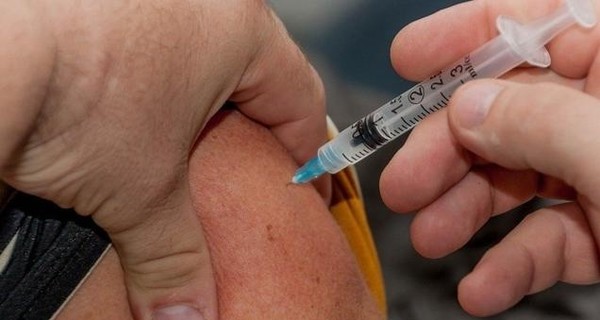 В Украине сделали первую прививку вакциной от коронавируса