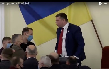 В Харькове депутата “вынесли” с трибуны за русский язык и заявление о госперевороте