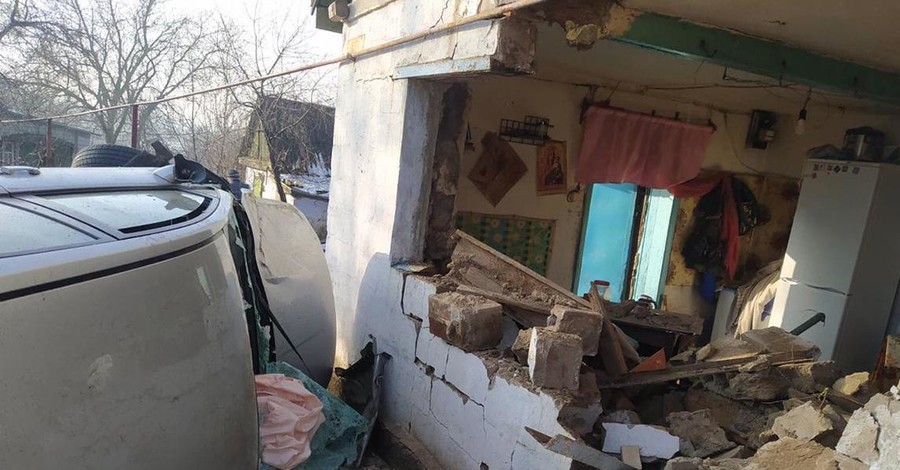 На Днепропетровщине машина слетела с дороги и протаранила дом: травмированы пять человек