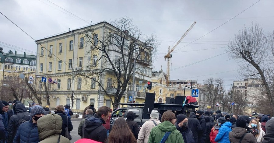 Митинг в защиту Стерненко: люди отправились к ГПУ, требуя отставки Венедиктовой. В ход пошли фаера и петарды