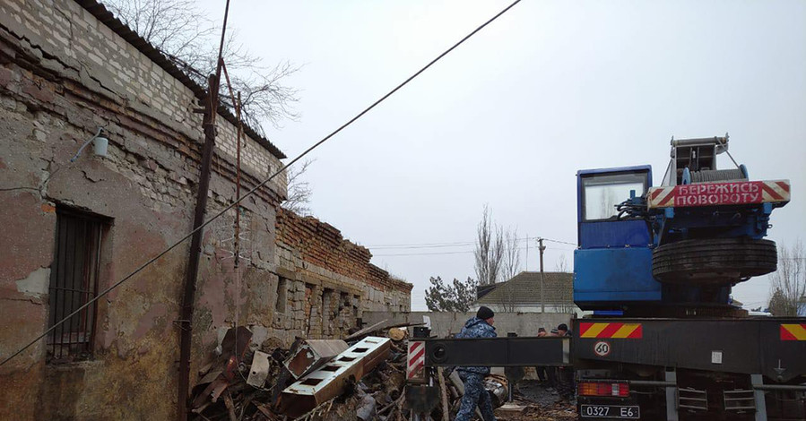 На Николаевщине произошел взрыв на территории школы. Железобетонная плита упала на человека