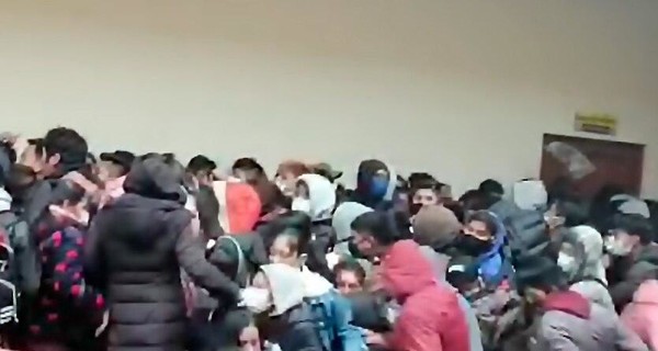 В Боливии пять студентов погибли в здании университета - из-за давки обрушились перила на четвертом этаже
