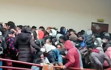 В Боливии пять студентов погибли в здании университета - из-за давки обрушились перила на четвертом этаже
