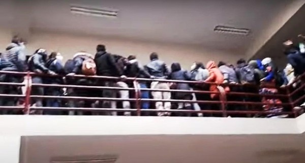 Массовое падение студентов с пятого этажа в университете Боливии: количество погибших увеличилось