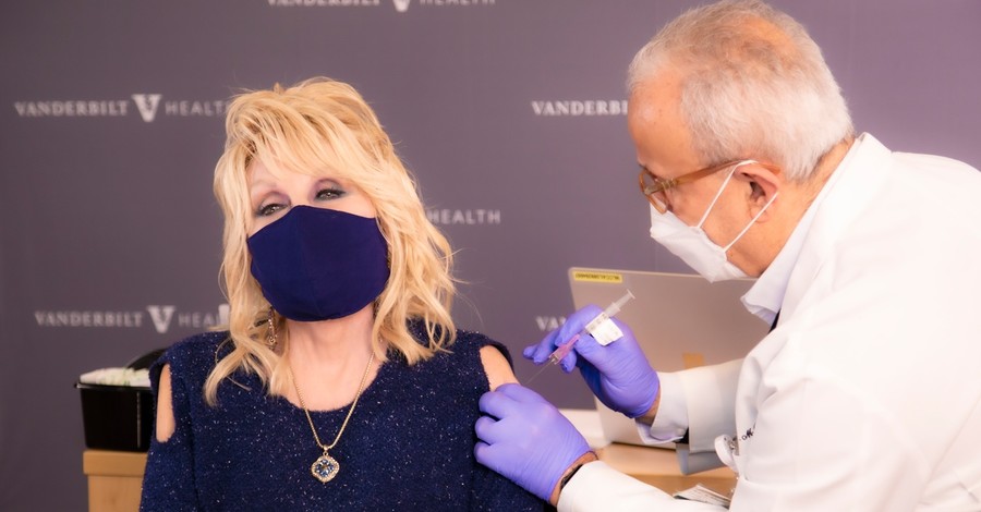 Легендарная Долли Партон привилась от коронавируса и спела о вакцинации 