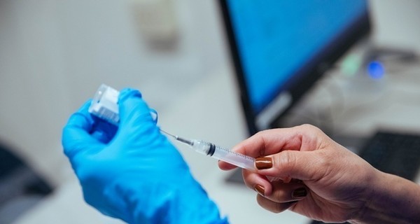 На вакцинацию от коронавируса уже записались 100 тысяч украинцев