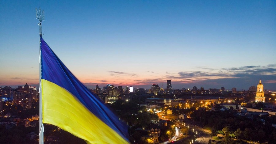 Самый большой флаг Украины снова приспустили
