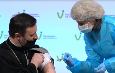 Религиозные лидеры Украины публично вакцинировались от коронавируса