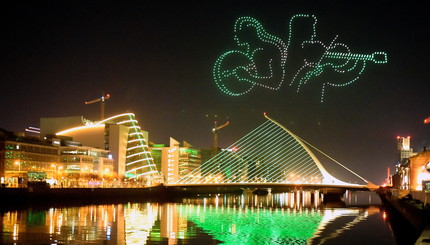 В честь Дня Святого Патрика в ночном небе Дублина в Ирландии над мостом Сэмюэля Беккета  проходит выставка 