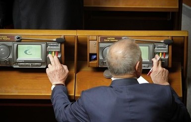 Какие гаджеты помогают депутатам обмануть сенсорную кнопку