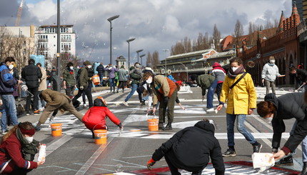 Активисты раскрасили мост в Берлине