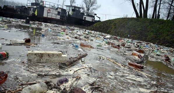 В Венгрии пожаловались на увеличившееся количество украинского мусора в Тисе