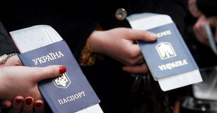 Донецкие о документах: Паспорта с трезубцем бережно хранятся даже у местных деятелей 