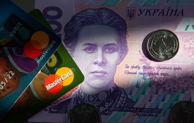 В Украине с 1 сентября все пенсии переведут на банковские карточки