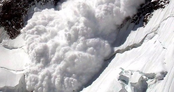 Синоптики предупредили туристов о сходе лавин в Карпатах