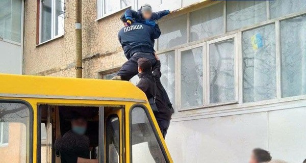 В Кропивницком маршрутчик помог полицейским спасти ребенка