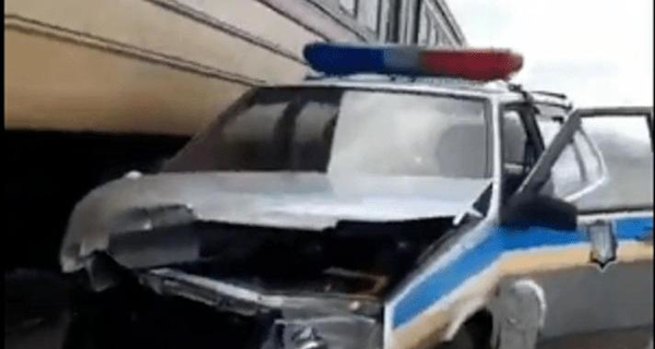 Под Днепром электричка снесла на переезде полицейское авто