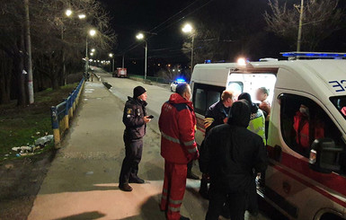 В Кривом Роге спасатели вытащили из воды девушку, спрыгнувшую с автомобильного моста